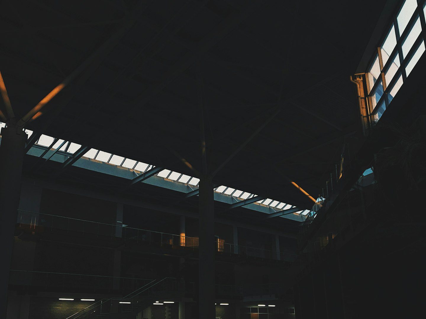 Sonnenlicht strömt durch Oberlichter in einem großen Industriegebäude.
